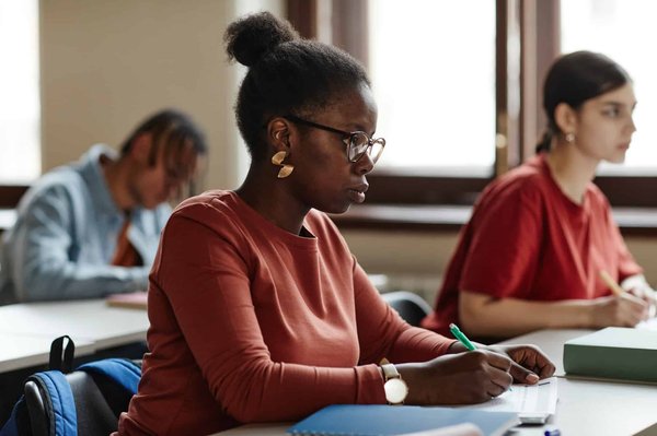 Réussite dans le monde des affaires grâce aux études de management